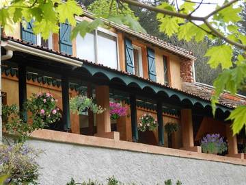 Gîte pour 6 personnes, avec terrasse et piscine à Les Martys
