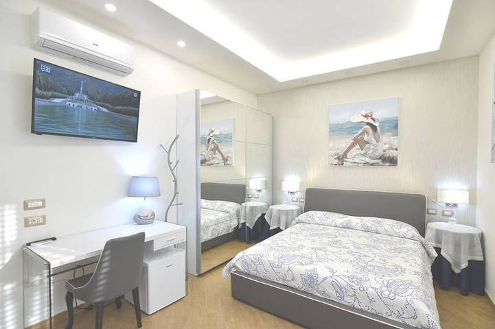 Suite Caserta Deluxe near the Royal Palace of Caserta, Wifi, Netflix, parking .. in Caserta, Caserta Province