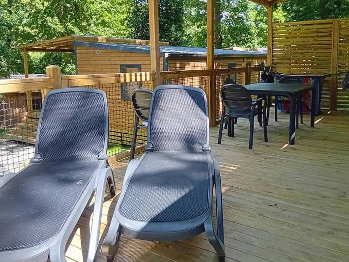 Flower Camping La Chênaie - Mobilhome 4 personnes - Homeflower Premium 29m² (2 chambres) + Clim + terrasse semi-couverte + Tv + draps + serviettes in Yport, Région du Havre