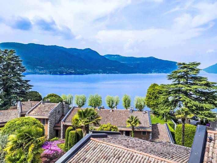 Gîte pour 4 personnes, avec balcon et jardin ainsi que vue sur le lac et bassin pour enfant à Porto Valtravaglia