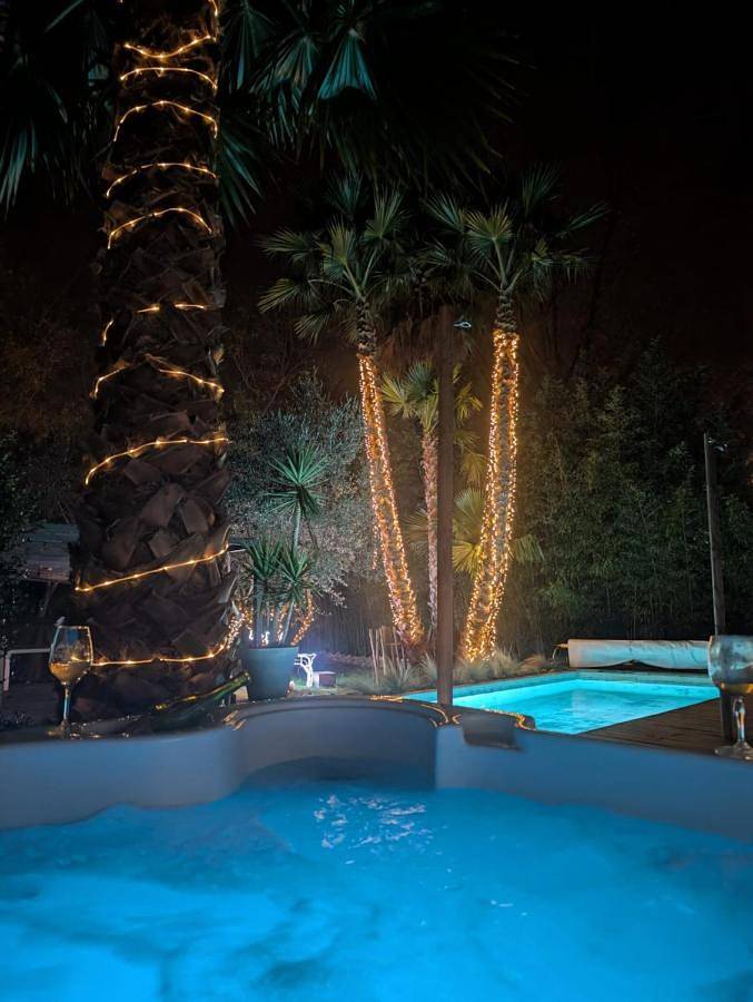 Villa pour 9 personnes, avec jacuzzi et piscine ainsi que jardin et sauna