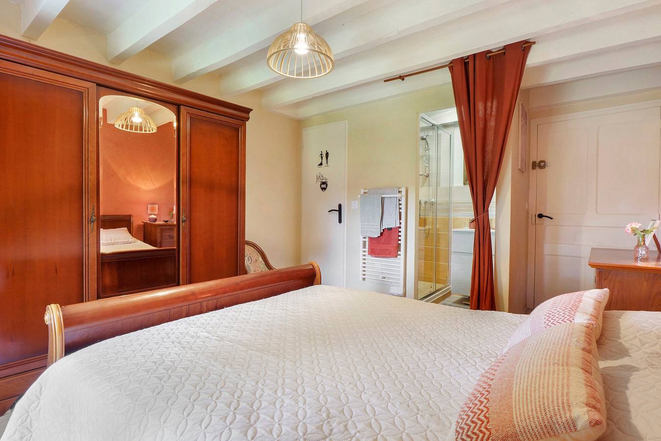 Bed & Breakfast 'Chambre Tilleul met zwembad', bergzicht, gedeeld zwembad & wifi, foto 8