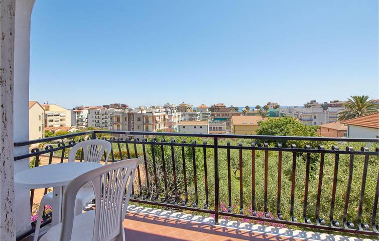 Entire holiday apartment, 800m to Beach: Apartment with A/C, Parking, Pool & WiFi in Pietra Ligure, Pietra Ligure Municipality