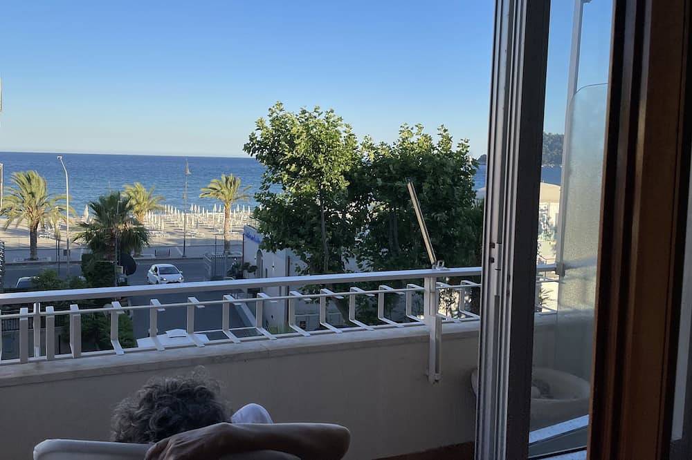 Entire apartment, Albenga Sea front,  20 mt from beach, splendid sea view .Smart working, holidays in Albenga, Riviera di Ponente