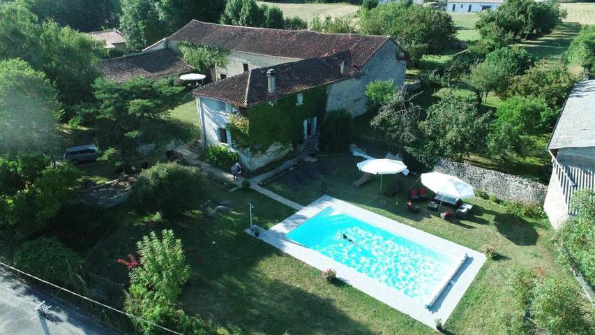 Chambre d’hôte pour 2 personnes, avec Terrasse et Jardin ainsi que Piscine et Vue à Nanteuil-en-Vallée