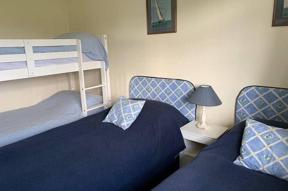 Countryside Cottage 5 mins from the sandy beaches on the Isle of Wight. in Brighstone, Isle of Wight
