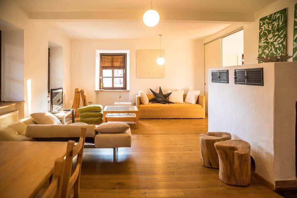 Ganze Wohnung, Gemütliche Ferienwohnung (84 qm) mit Kachelofen und einzigartigem Ambiente in Deggendorf, Vorderer Bayerischer Wald