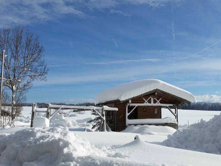 Ferienwohnung für 3 Personen, mit Balkon und Garten sowie Pool, kinderfreundlich in Waakirchen