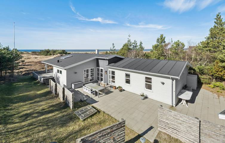 Ferieudlejning for 8 personer, med Terrasse og Have i Ellinge Lyng