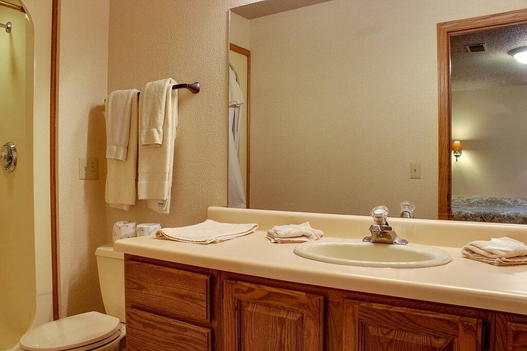 Arbor Dell Ein Block von den öffentlichen Bootsanlandungen von Lake Delton in Lake Delton, Sauk County