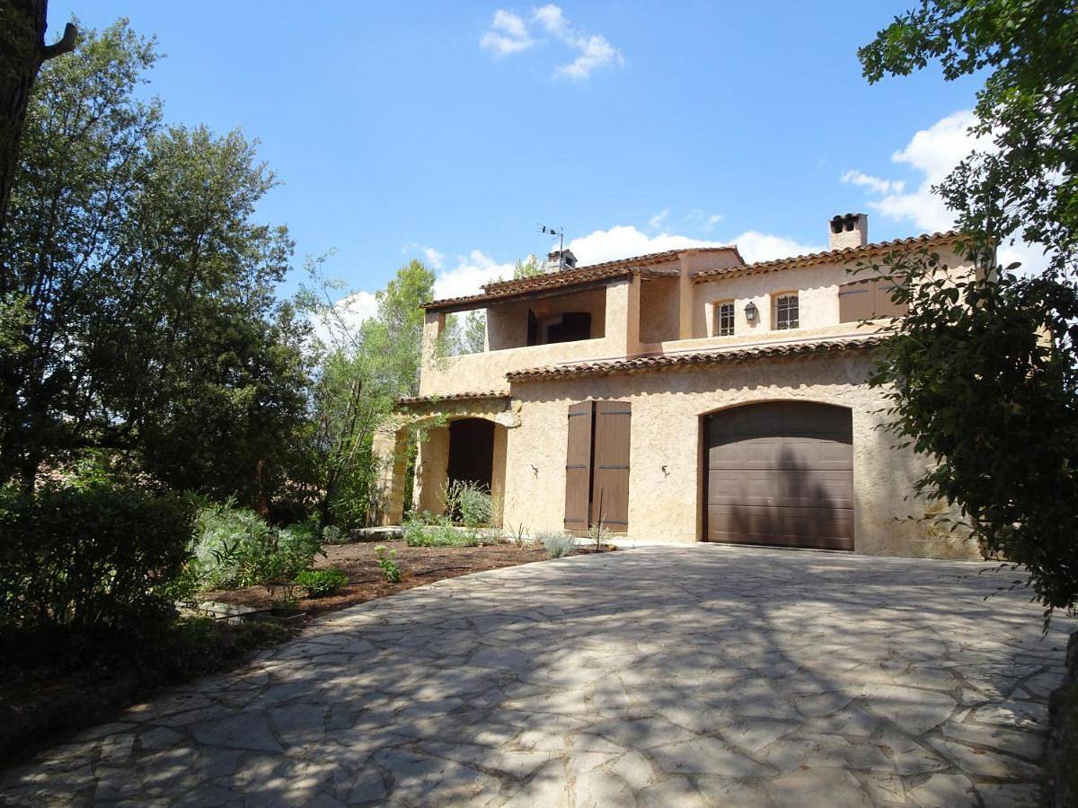 Appartement entier, Apartment with Terrace in Roquefort-les-Pins, Côte méditerranéenne (France)