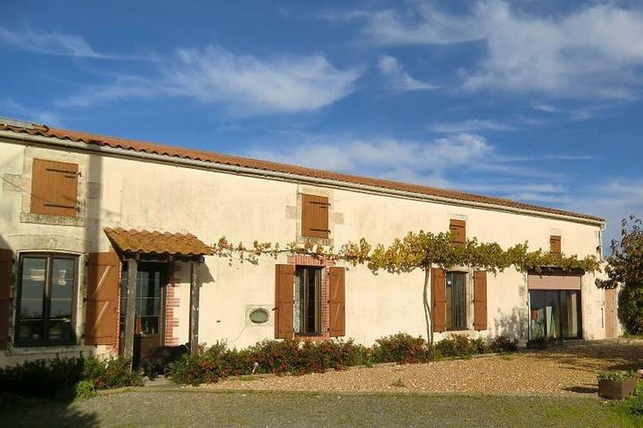 Location de vacances pour 7 personnes, avec Terrasse et Jardin à Saint-Jean-de-Liversay