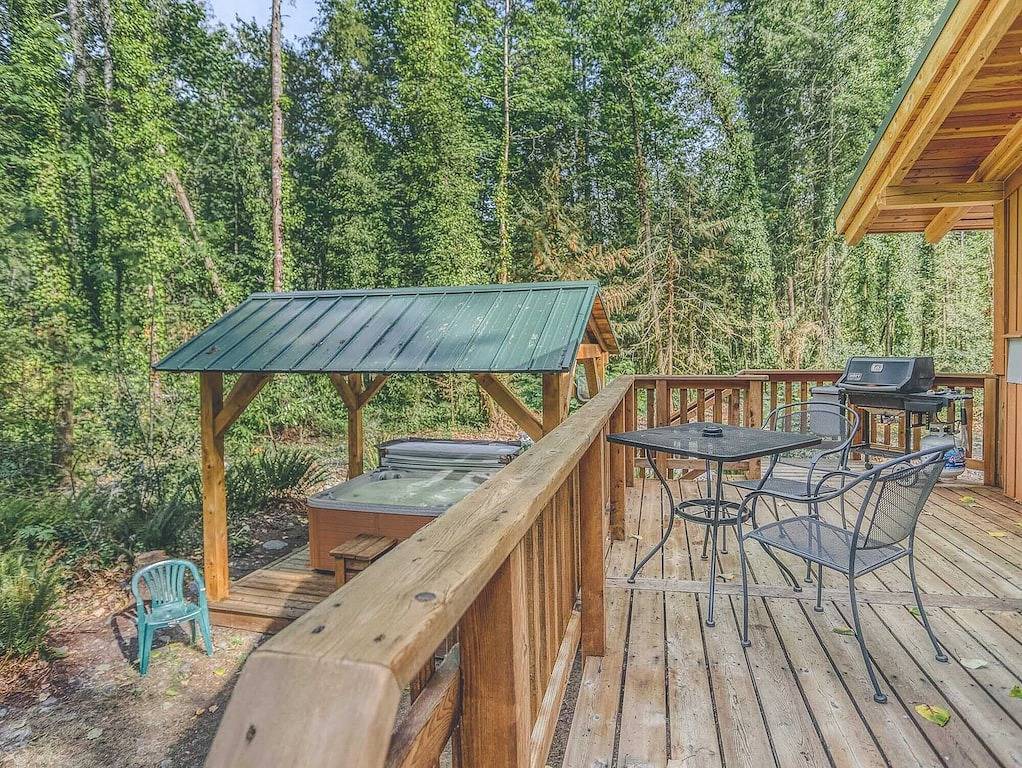 Riverwood Hideaway - Romantic, Secluded Riverfront Cabin, Hot Tub, Dogs Welcome in Welches, Mount Hood