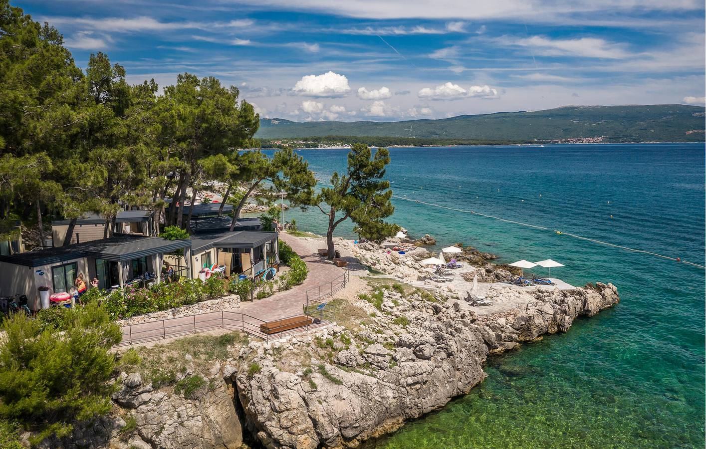 Charmant mobil-home avec vue sur la mer, piscine et terrasse près de la plage in Ville de Krk, Krk