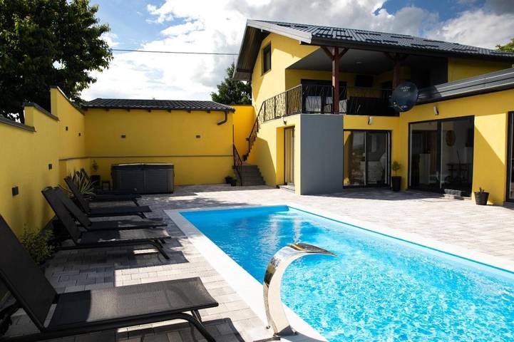 Ferienhaus für 8 Personen, mit Balkon und Whirlpool sowie Terrasse und Garten