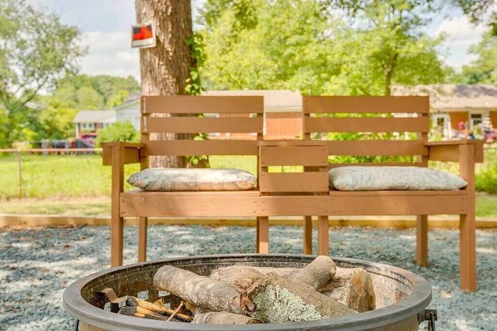 Vacation home for 16 people, with yard, with pets in Charlotte