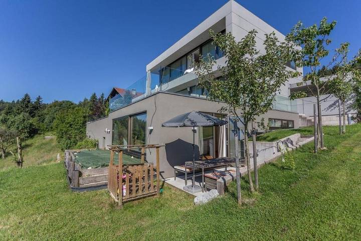 Ferienwohnung für 4 Personen, mit Balkon und Terrasse sowie Garten und Seeblick am Attersee