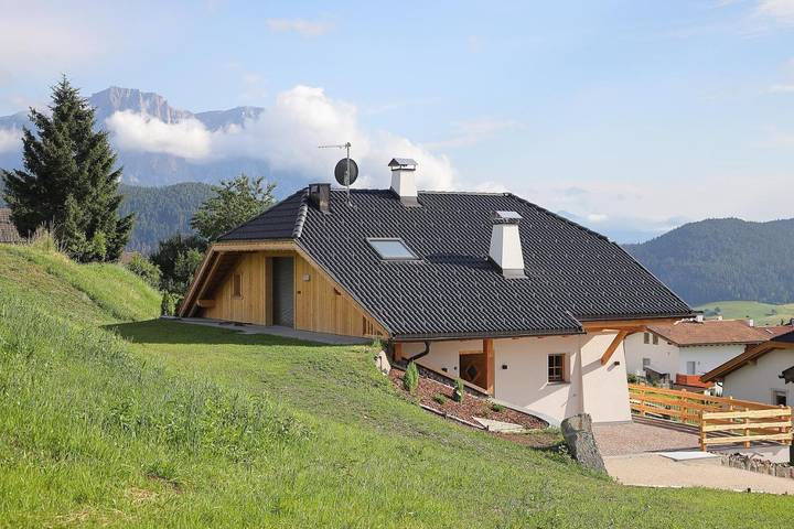 Ferienwohnung für 8 Personen, mit Balkon und Terrasse sowie Garten und Ausblick in Lajen