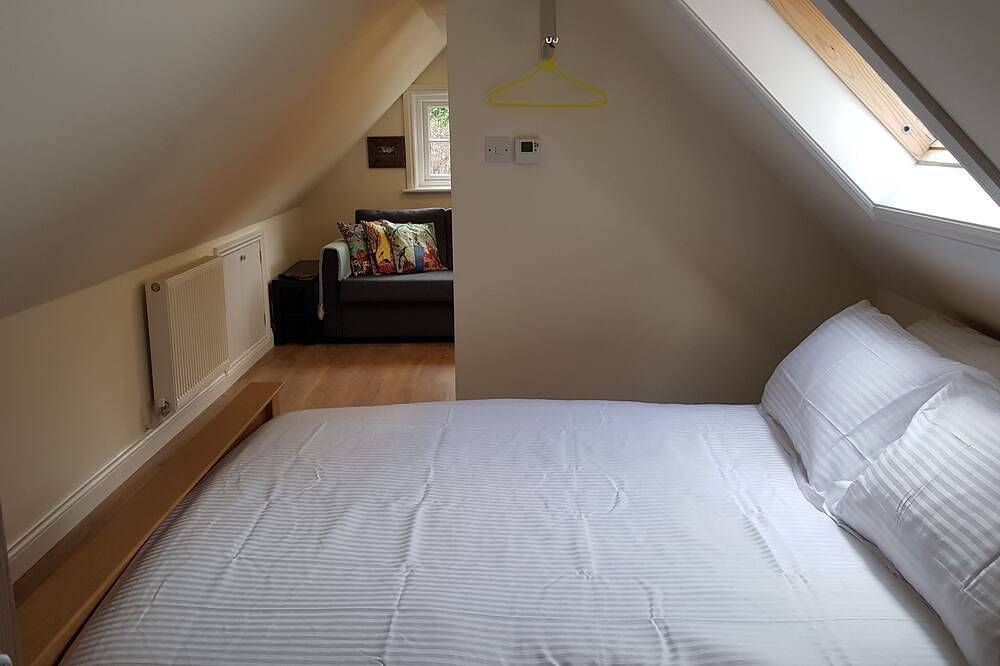 Riverside Pied a Terre, in Town, Two Acre Garden in Fordingbridge, Hampshire
