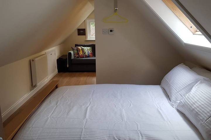 Riverside Pied a Terre, in Town, Two Acre Garden in Fordingbridge, Hampshire
