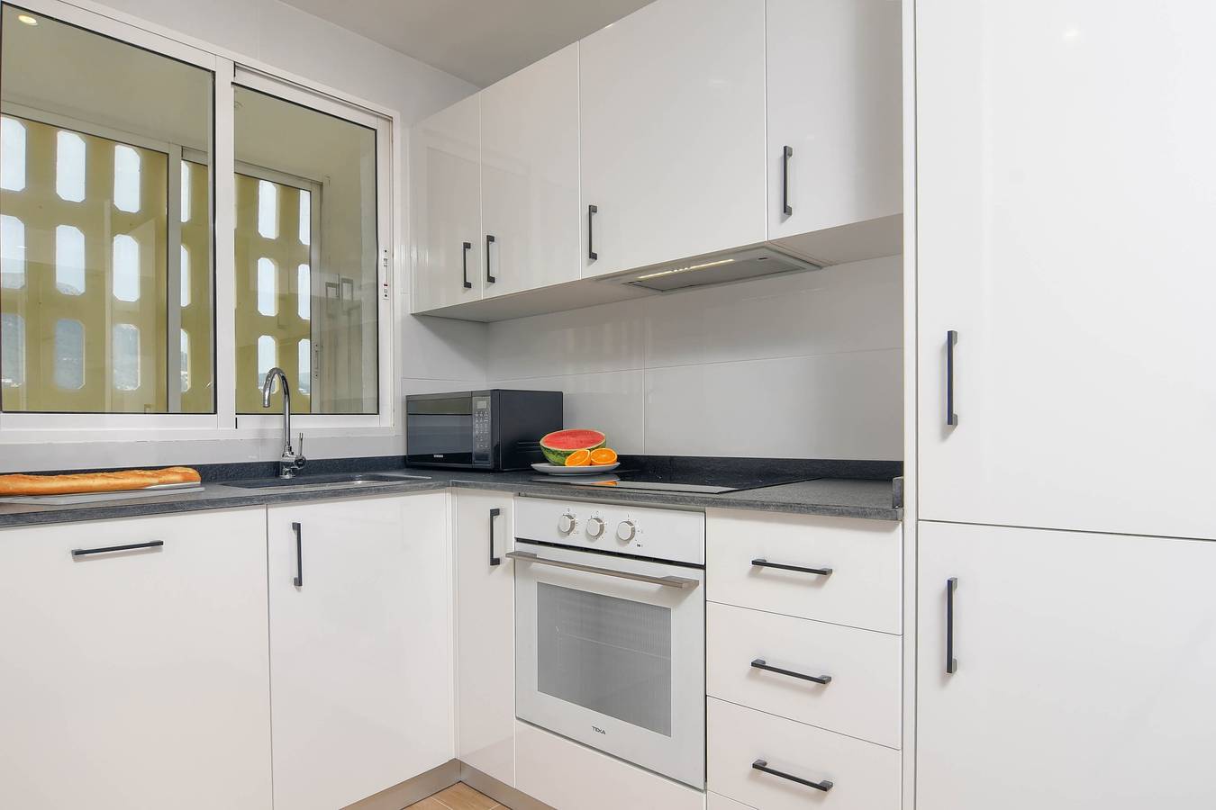 Appartement entier, Appartement La Perla Seaview Calpe avec vue mer, piscine, Wi-Fi, climatisation, balcon et terrasse in Vieille ville de Calpe, Calpe