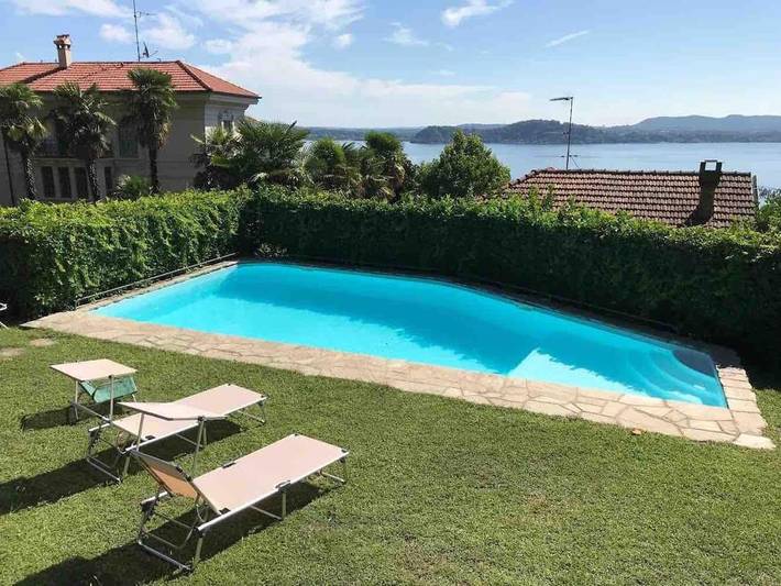 Ferienwohnung für 5 Personen, mit Terrasse und Garten sowie Pool und Seeblick