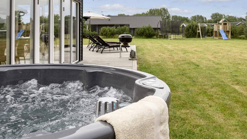 969 - Sommerhus til 12 i Marielyst med vildmarksbad og terrasse in Væggerløse, Svenske Østersøen