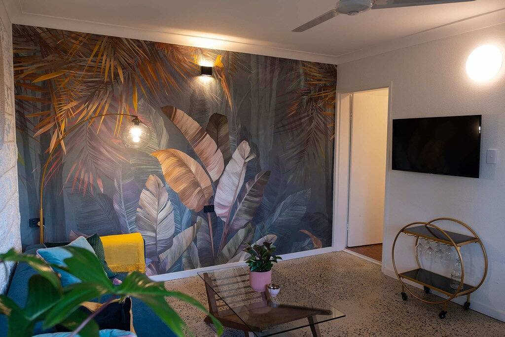 Ganze Wohnung, Tropicana Courtyard - Stylish Tropical Retreat with Private Courtyard & Prime Location in Cairns, Far North Queensland