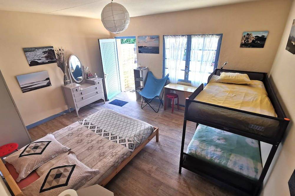 Apartamento entero, Arty, self-contained accomodation on \"la cote de granit rose\" 800m from the Breton sea in Louannec, Costa de granito rosa
