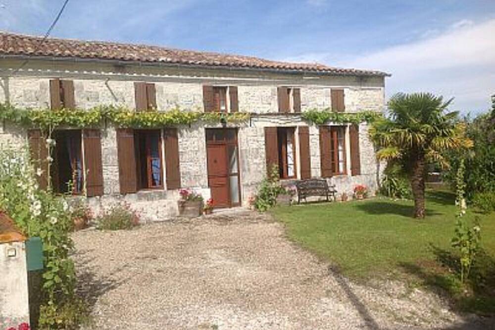 Beautiful hill top House with Private Heated Pool, Stunning Views in Saint-Fort-sur-Gironde, Jonzac region