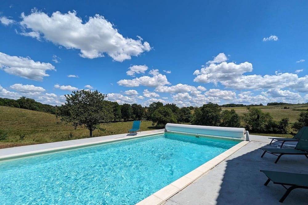 Maison spacieuse avec piscine privée, climatisation, Wi-Fi, animaux acceptés et parking in Montbron, Charente