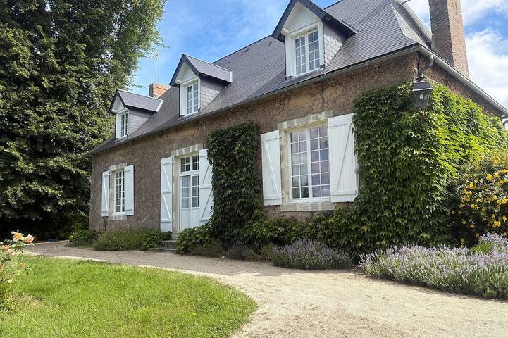 Gîte pour 8 personnes, avec jardin et piscine à Amné
