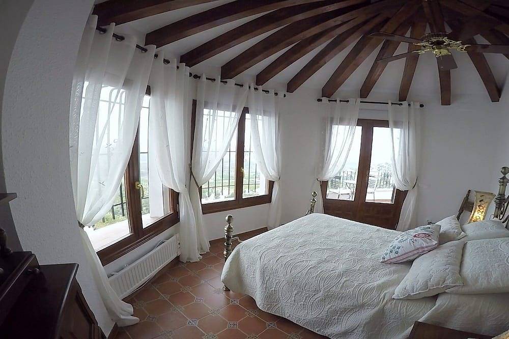 Luxury 4 Bedroom Villa - 10 berth - Private Heated Infinity Pool - with Sea View in Pego, Costa Blanca