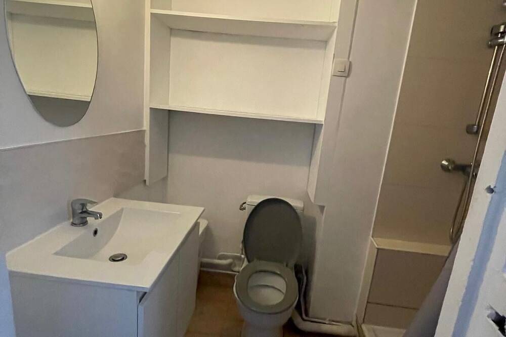 Entire apartment, Clean apartment across from a tram stop in Courbevoie, Hauts-de-Seine