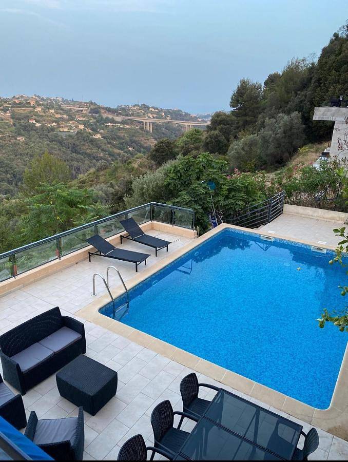 Villa pour 10 personnes, avec vue ainsi que piscine et jardin à Nice