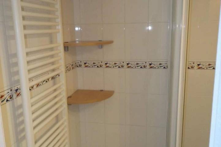 Apartamento entero, Playa de Trestraou, apartamento frente al mar, a 40 metros cuadrados para 4 personnnes, Wi-Fi in Perros-Guirec, Costa de granito rosa