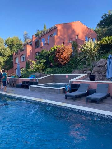 Cottage pour 2 personnes, avec jacuzzi ainsi que jardin et piscine à Les Adrets-de-l'Estérel