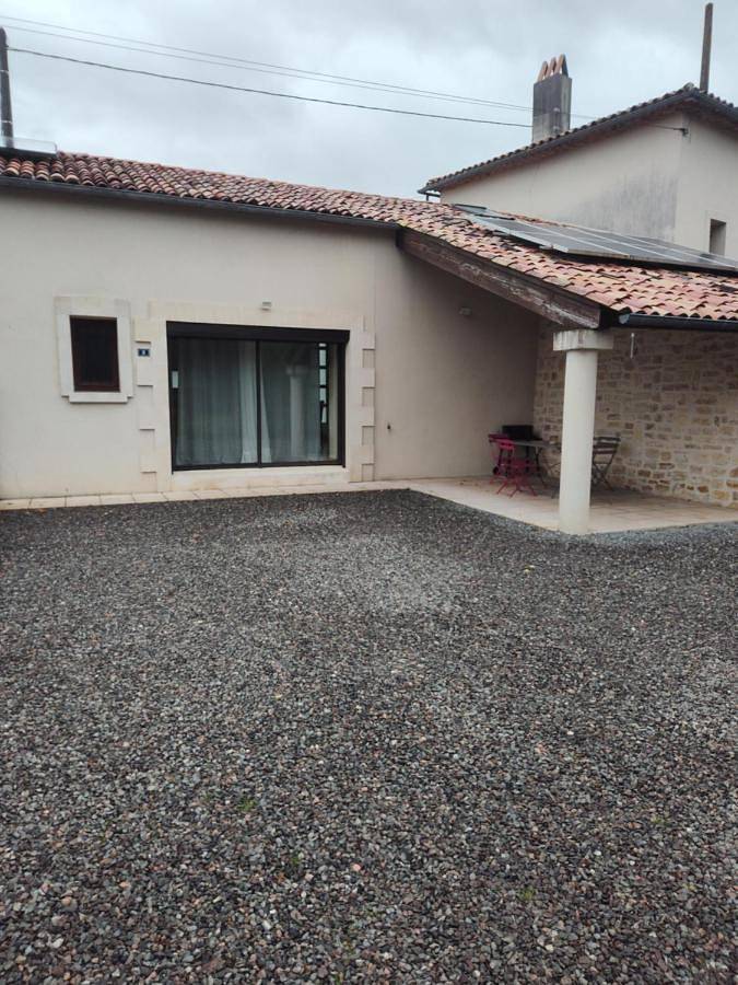 Gîte pour 4 personnes, avec terrasse à Montguyon