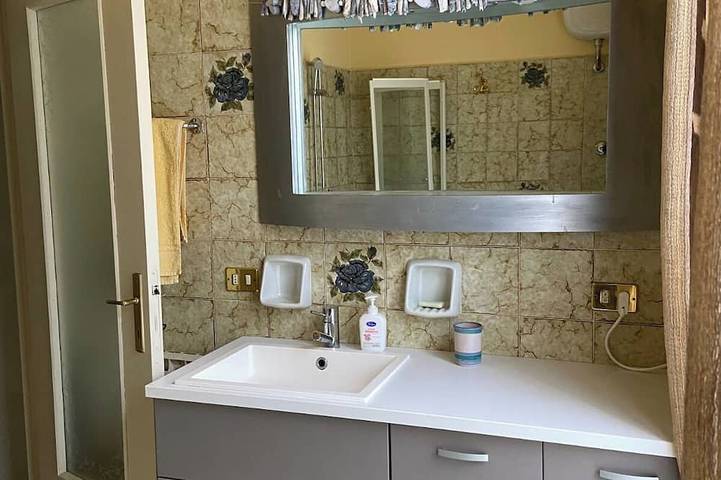 Ganze Wohnung, Meerblick-Wohnung 100 Meter vom Strand, möbliert mit privater Garage in Bagni Jolanda, Moneglia