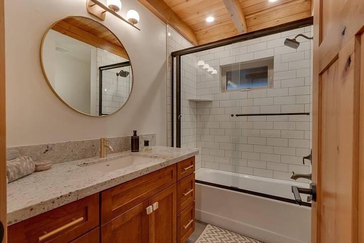 Vacation rental for 8 people, with yard and hot tub as well as balcony in Squaw Valley