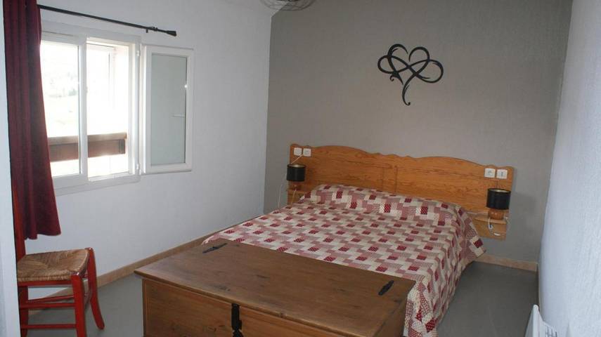 Gîte pour 8 personnes, avec vue ainsi que vue sur le lac et terrasse, animaux acceptés dans Lac de la Raviège - 2