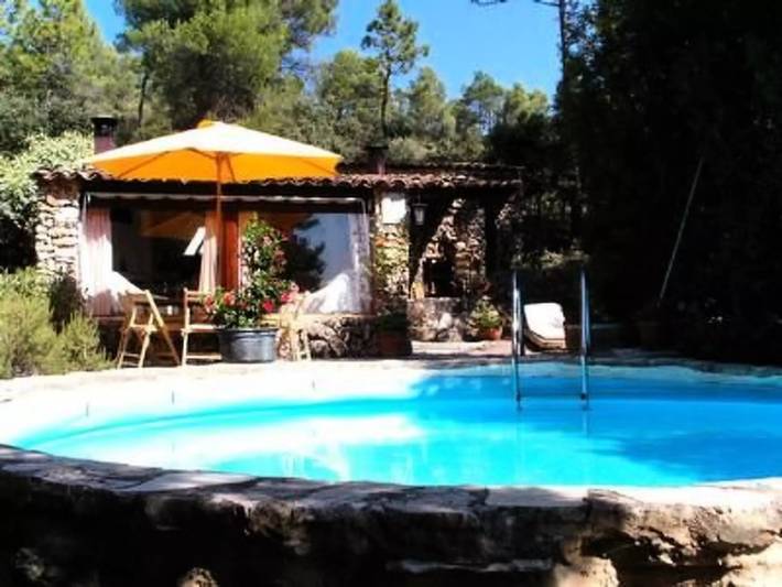 Location de vacances pour 5 personnes, avec piscine et jardin à Sillans-la-Cascade