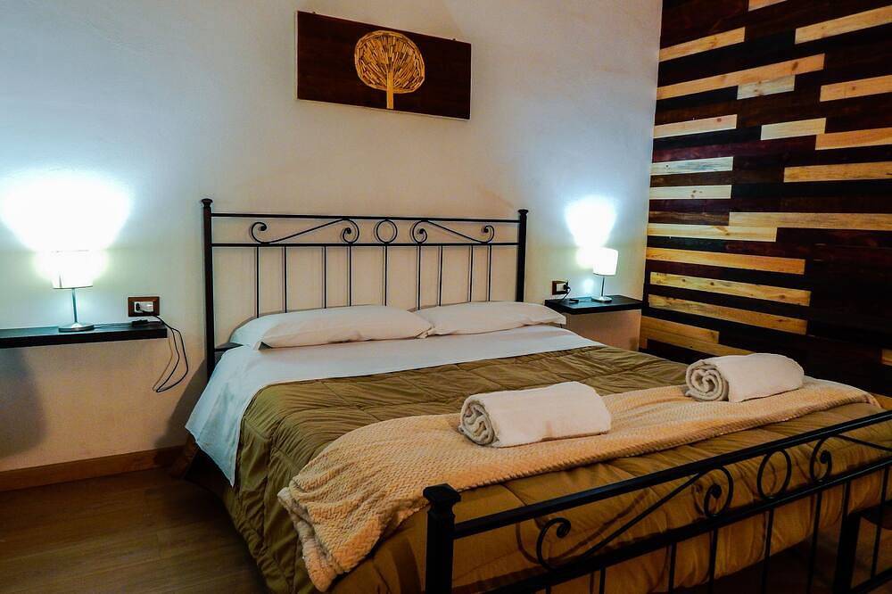 Warm and cozy room with handcrafted recycled wood finishes  in Piazza Armerina, Provincia d'Enna