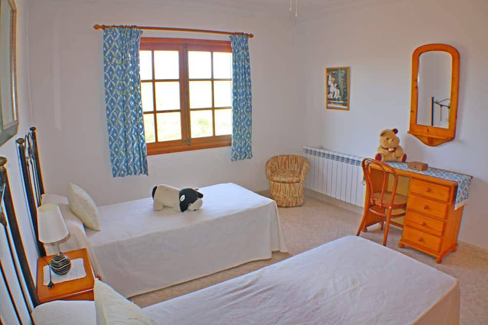Bonita casa en un gran terreno con piscina para 6 personas, 1 minuto de la playa in Cala Llombards, Santanyí