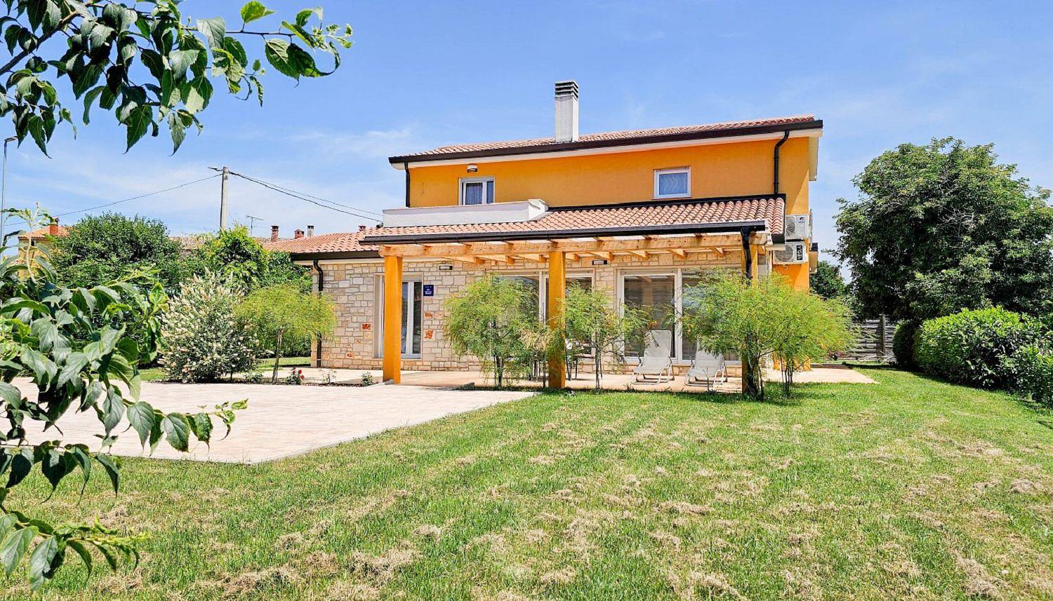 Mediterranes und hundefreundliches Ferienhaus mit grossem Garten in Dajla, Umag und Umgebung