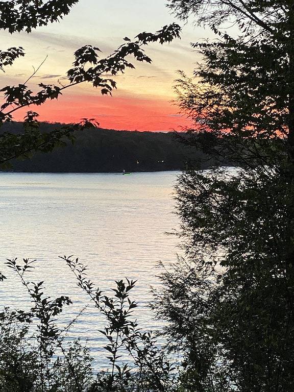 Zu Hause weg von zu Hause. 4 Schlafzimmer, 3 Bäder, geräumiges Haus mit Dock für Ihr Boot. in Lake Wallenpaupack