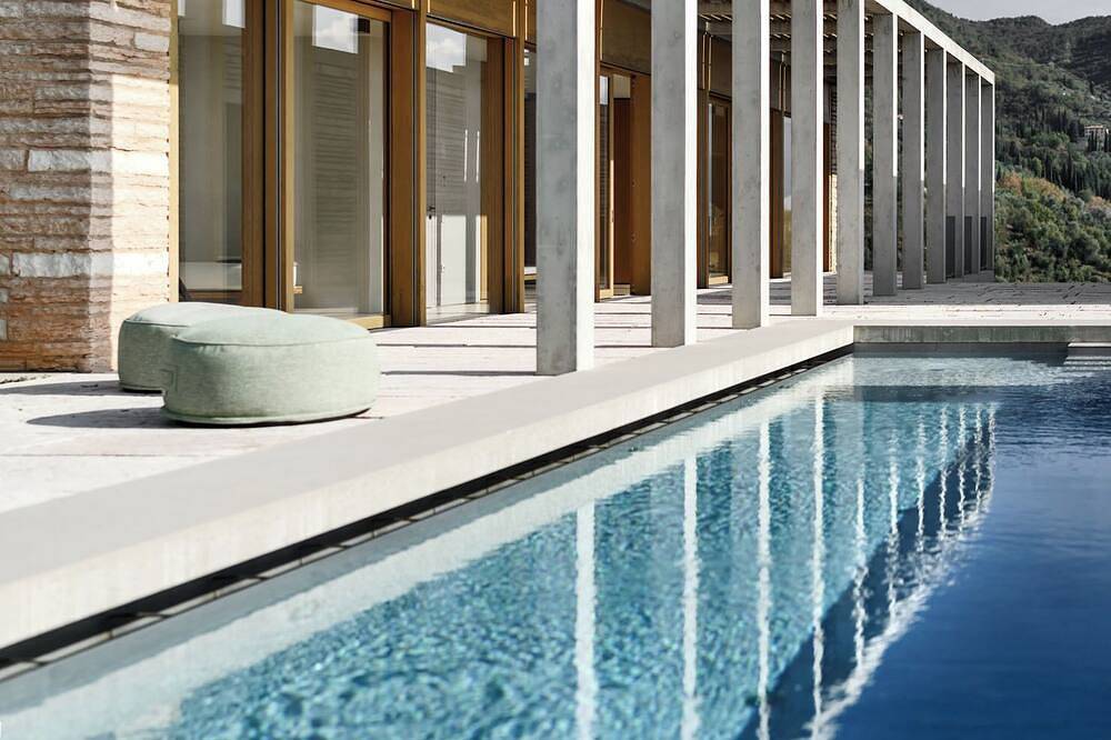 Luxury Villa with infinity pool and lake view from architect David Chipperfield in Gardone Riviera, Montagnes autour du lac de Garde