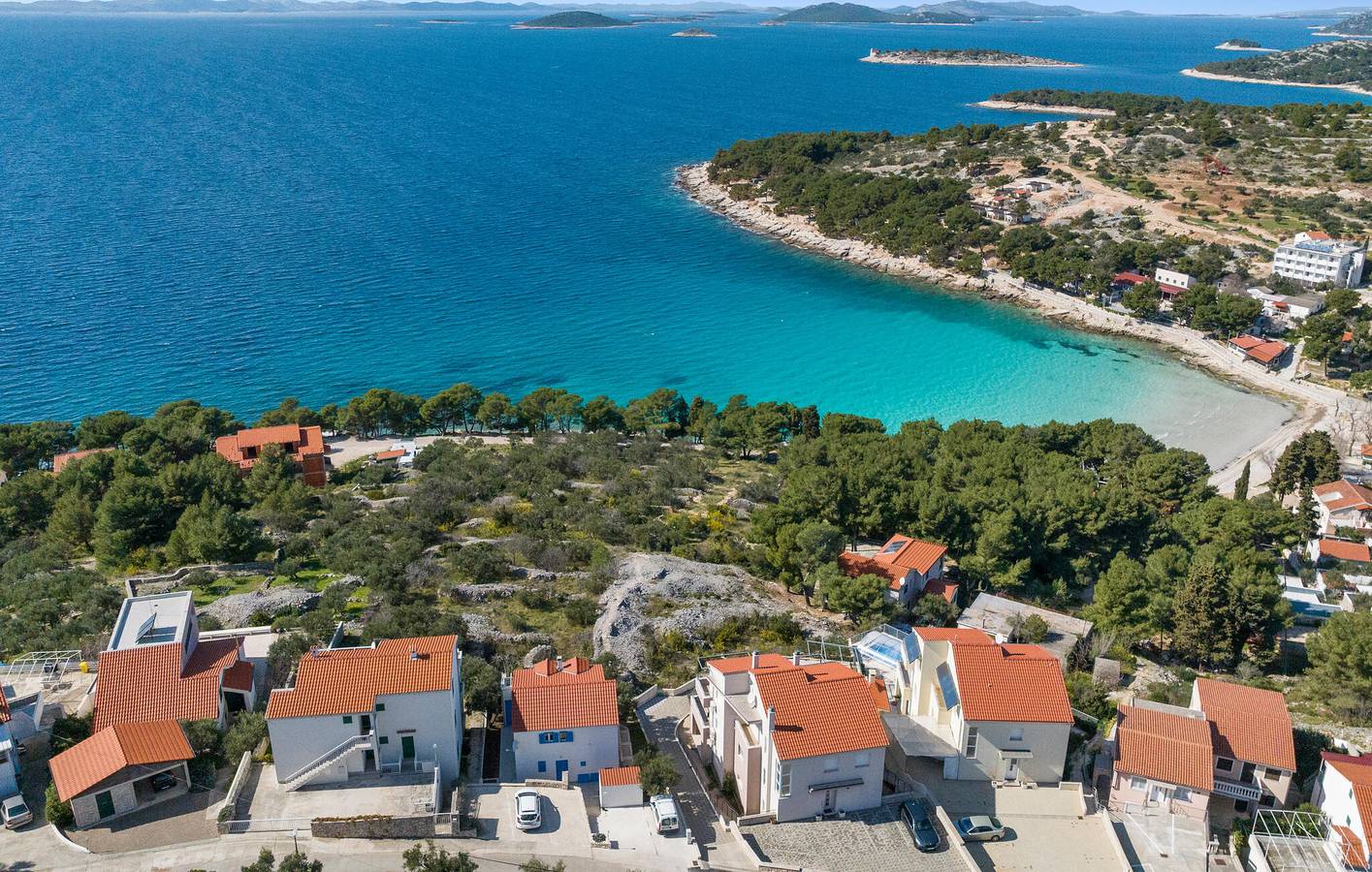 Reizende 2-Zimmer-Wohnung mit Pool, Terrasse und WLAN in der Nähe des FKK-Strandes in Općina Murter-Kornati, Murter
