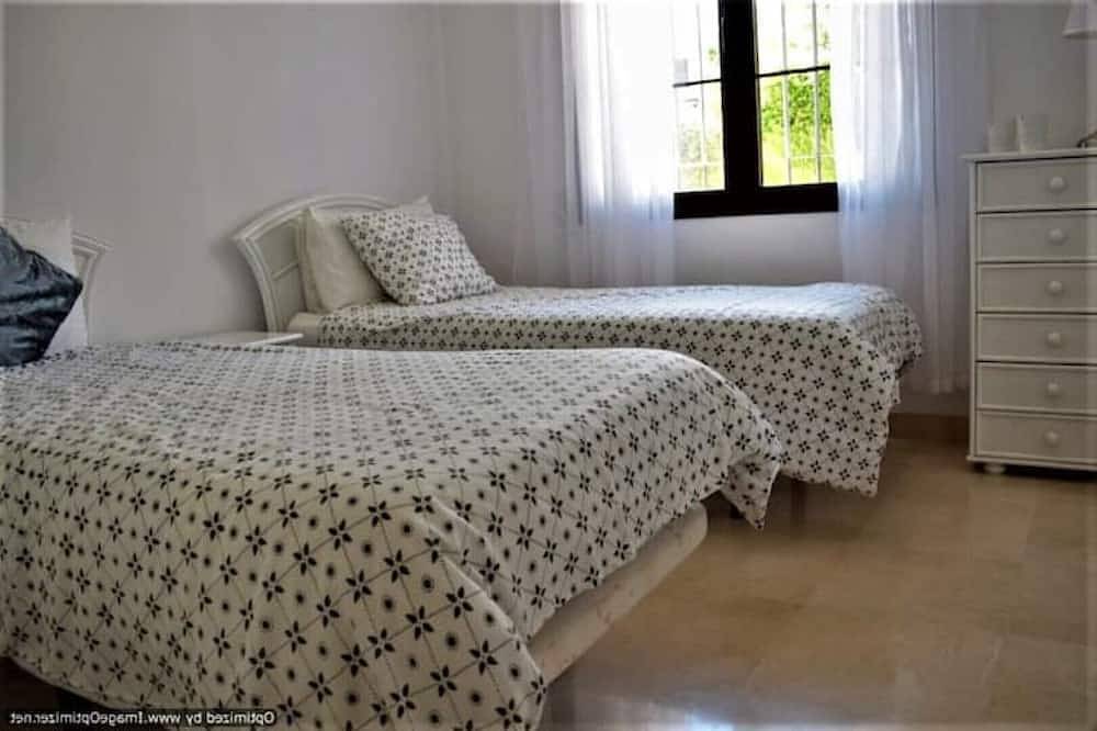 Entire apartment, Superior 3Br Apt Minutes From Puerto Banus y Marbella in Los Arqueros Golf and Country Club, Benahavís