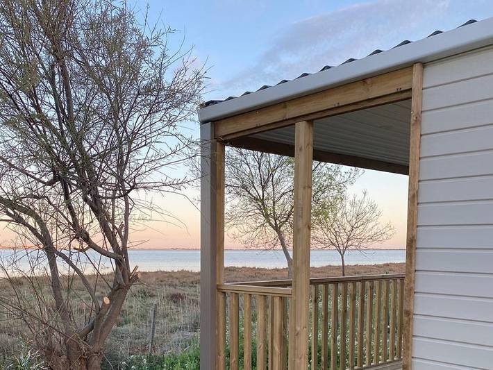 Camping de l'Arnel - Mobilheim 4 personen - Loggia Bay N°112 Ausblick auf den Teich - 2 Schlafz. in Villeneuve-lès-Maguelone, Mittelmeerküste (Frankreich)